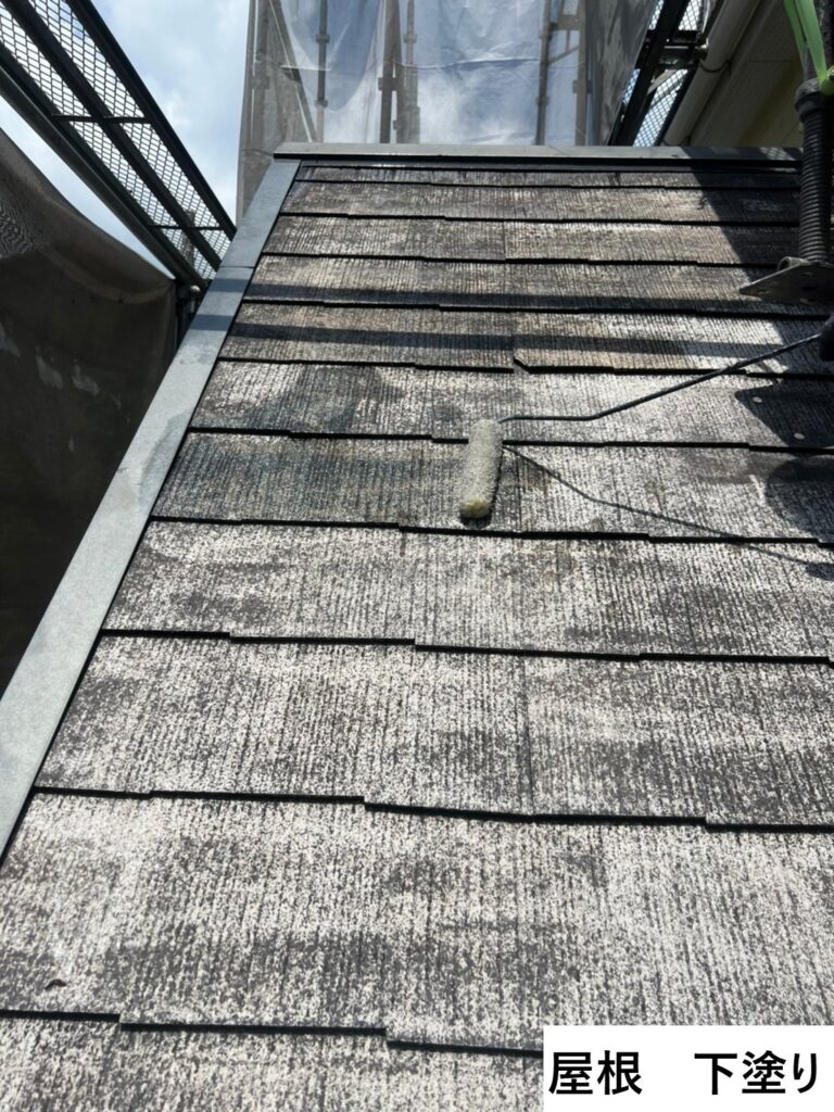 屋根の下塗りを行います。<br />
ファインパーフェクトベストは、独自技術によりシリコングレードを超える優れた耐候性を備え、 塗りたての美しさを長期間保つことができます。